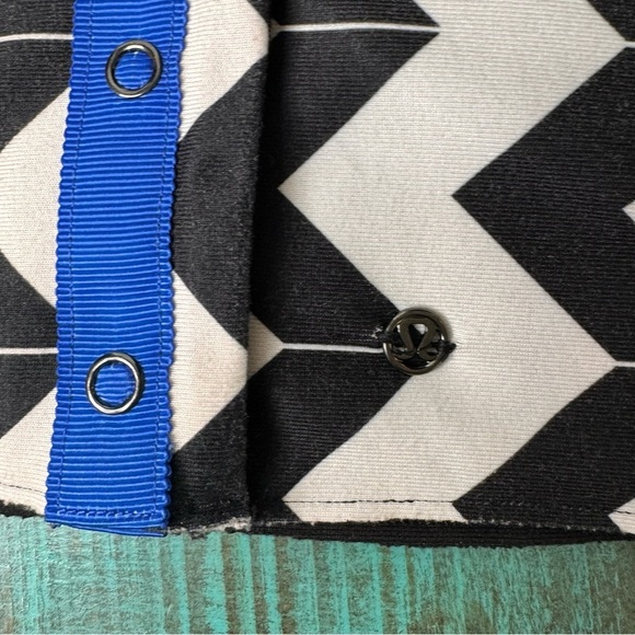 Lululemon Vinyasa Scarf *Luon Light Arrow Chevron White Black / Black - Picture 11 of 11